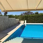 современная вилла с частным бассейном Villa