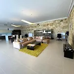 современная вилла с частным бассейном Villa