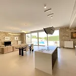 Villa современная вилла с частным бассейном
