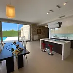 Villa современная вилла с частным бассейном